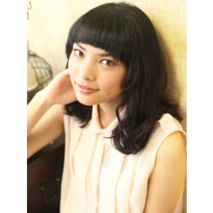 目元ギリギリの前髪でモードな雰囲気の巻き髪スタイル