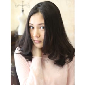 ツヤカラーの光沢感で大人をアピール！ミディアムスタイル