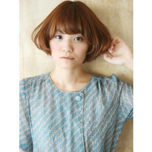 美しい煌やきを演出するストレートタッチの艶ボブゆる巻き
