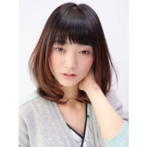 リズムカルな動きで魅せるカジュアルストレートへア