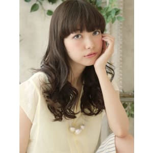 たわわなボリューム感で魅了するクラシカル巻き髪スタイル
