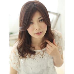 人気の秘密はキメすぎないピュアな巻き髪カールスタイル