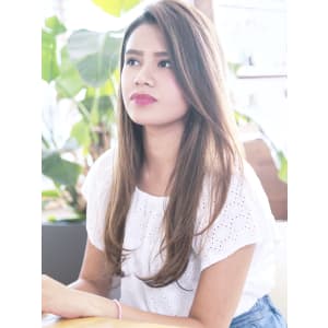 かき上げセクシーにの外国人風ナチュラルストレートスタイル