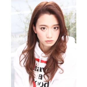 前髪や毛先にコテで躍動感を入れてトレンドを意識