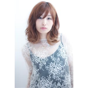 ブルージュカラーのミックスカールミディアム