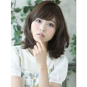ショコラカラーでツヤ感アップ、上品な女らしさをゆる巻きで