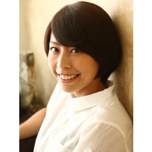 自然体のエアリーショートで控えめな色気を演出