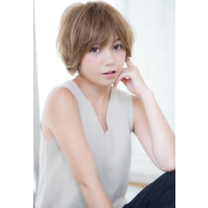 ニュアンスカールが簡単スタイリングの大人女子ショート