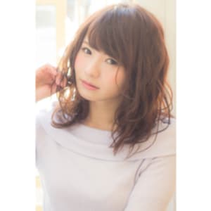 アッシュグレージュで大人可愛く
