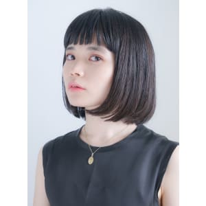 大人め眉上バングの黒髪ストレートボブ