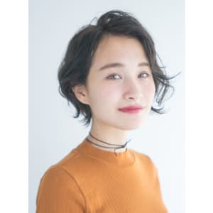 黒髪でも☆オシャレな大人前下がりショートパーマで横顔美人