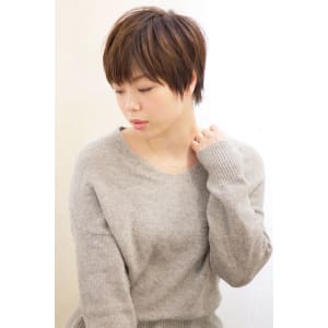 上品な襟足美シルエットショートヘアー　AKI-36