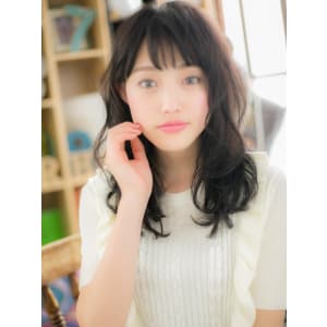 黒髪で凛とした ”ふんわりカール”