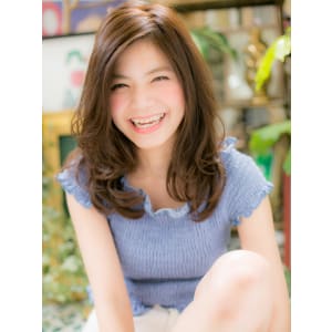 くびれカールの抜け感セミディ