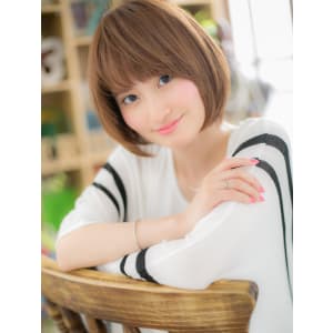 顔を包むサラツヤボブ