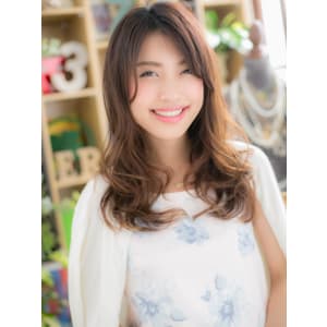 うざバングでフェミニンロング