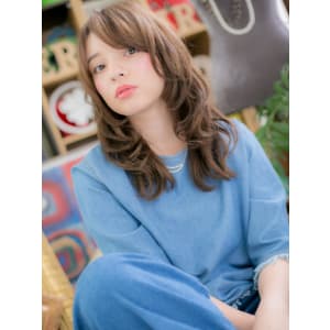 フリルカールの上品カジュアル