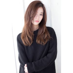 コテいらずで簡単スタイリングの大人こなれロング