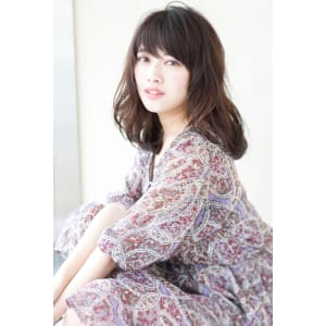 シースルーバングで簡単スタイリングの大人セミディ