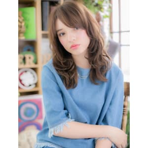 フリルカールの上品カジュアル
