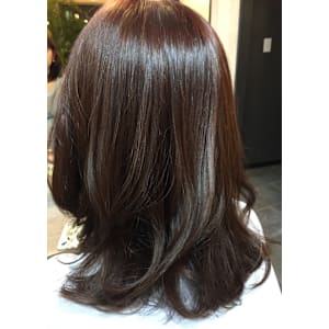 艶のあるナチュラルカールでつくるミディアムスタイル