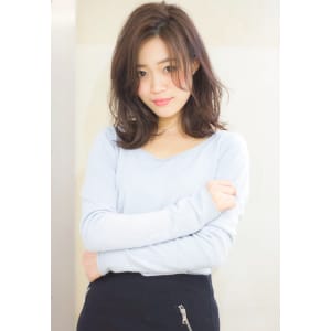 簡単スタイリングのミディアムスタイル