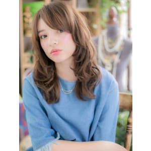 フリルカールの上品カジュアル