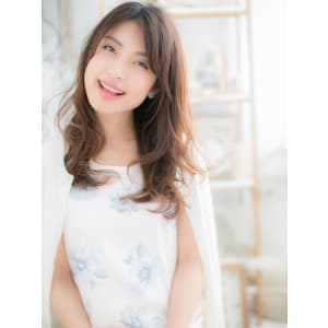 うざバングでフェミニンロング