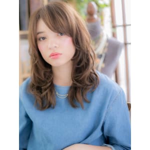 フリルカールの上品カジュアル