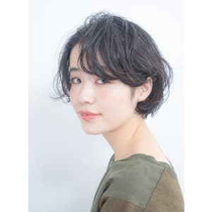 大人ニュアンスパーマの黒髪ショート