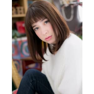 アクセントバングでストレートミディ