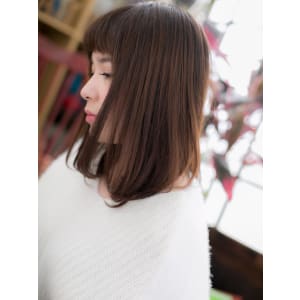 アクセントバングでストレートミディ