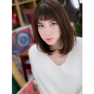 アクセントバングでストレートミディ