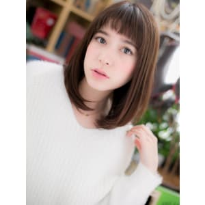 アクセントバングでストレートミディ