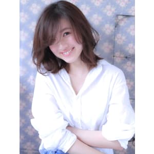 仕事やデートにおすすめ！ 軽さたっぷりの抜け感ミディ