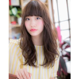 ゆるウェーブの抜け感フェミニン