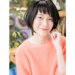 ショートバングのカジュアルショートボブ