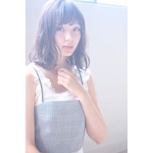 大人柔らかな抜け感のあるアッシュウェーブ