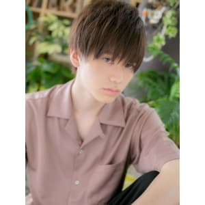 ライト仕上げのナチュラルショート