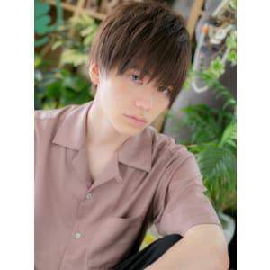 ライト仕上げのナチュラルショート