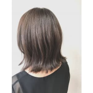 秋色フォギーグレージュ 外ハネくびれミディ