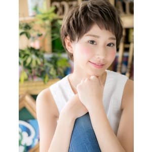 斜めバングの女らしさショート
