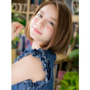ストレートボブのハンサムレディ