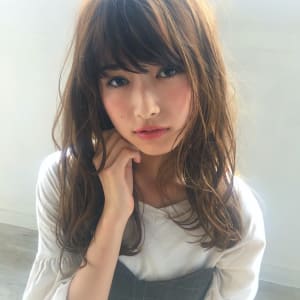 フォギーベージュフェミニン柔らかウェーブセミロング