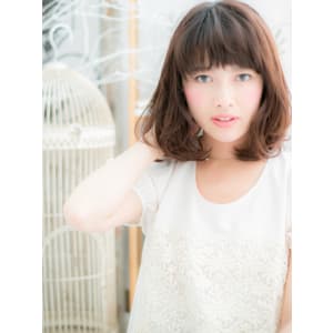 ぱっつんオン眉抜け感くせ毛風くびれミディ30代40代大人女性 - mod's hair 上尾【モッズヘア】上尾西口店【モッズヘア アゲオニシグチテン】掲載中