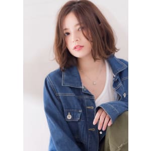 外ハネのニュアンスを取り入れた大人のデジタルパーマボブ