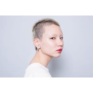 【merci　ベリーショート　ホワイトブリーチ　ボウズ】
