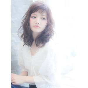 Ｌａ　Ｂｌｅｓｓ絶妙な透け感バングで大人ミディアムヘア