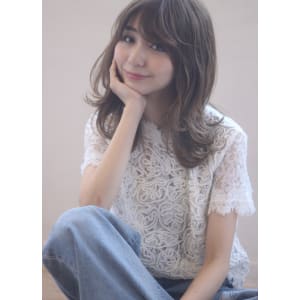 外ハネ柔らかグレージュ愛されミディ