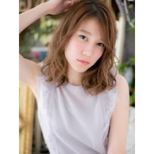 くせ毛風カールのフェミニンふわミディ